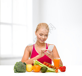 女用蔬菜指着智能手机的人维生素菜单损失食谱柜台女性饮食女孩减肥电话图片