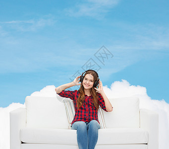 坐在沙发上戴耳机的女童热情女性天空长椅闲暇成人女士幸福享受打碟机图片