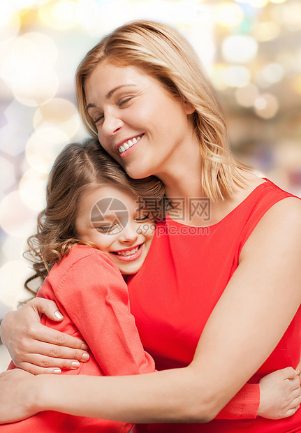 充满微笑的母亲和女儿拥抱青春期青少年成人家庭孩子房子女性女士房间孩子们图片