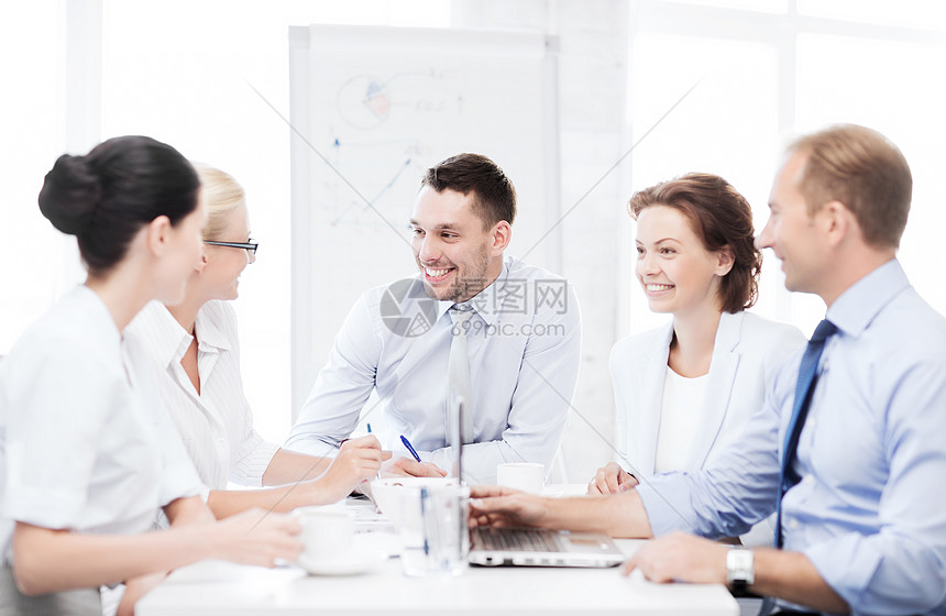 企业团队在办公室开会会议笔记电脑简报战略同事商界女性工作公司工人图片
