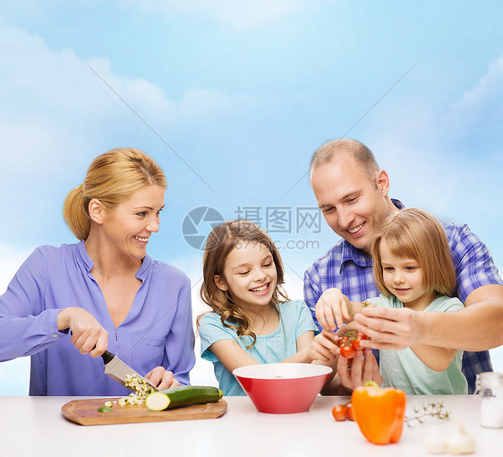有两个孩子在家做晚饭的幸福家庭午餐厨房男人桌子帮助母亲烹饪微笑父亲教学图片