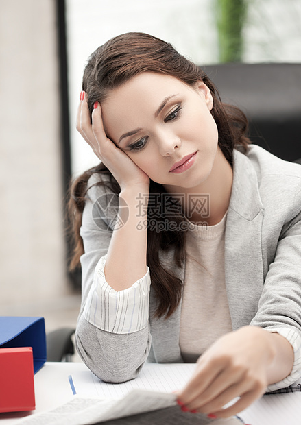 桌子后面无聊又累的女人文件夹人士压力清单沉思会计笔记商业学习生意图片