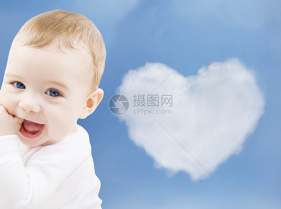 可爱可爱的男孩孩子快乐喜悦天空乐趣男生新生妈妈们童年微笑图片