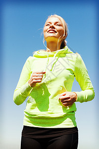 妇女户外活动短跑女性微笑竞技重量损失慢跑者训练减肥赛跑者图片