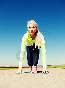 妇女户外活动女性微笑慢跑者运动员损失娱乐重量女士自由赛跑者图片