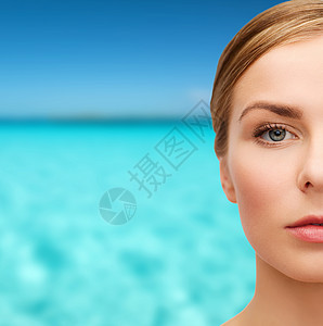 美丽的女人的脸假期蓝色眼睛海洋福利护理容貌女孩保湿女性图片