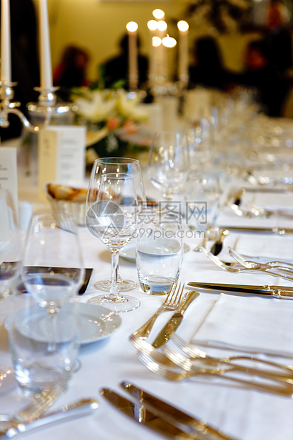 表格集宴会玻璃接待红色白色桌子精制服务盘子面包图片