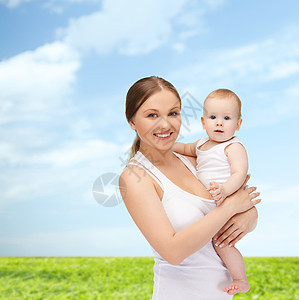 幸福的母亲和可爱的婴儿蓝色育儿新生生活母性男生微笑儿子女士天空图片