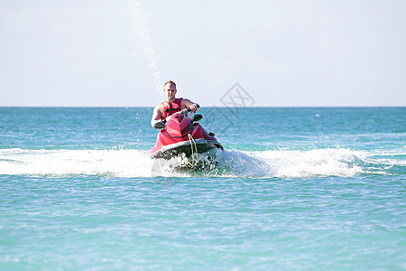 年轻人骑着喷气式飞机 在卡比巴海上航行滑雪奢华海洋喷射蓝色冲浪海滨摩托车海浪白色图片