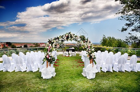 户外仪式草地帐篷花束已婚餐饮派对功能椅子环境花朵图片