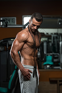 带跳绳的英俊肌肉男身体运动训练腹部福祉力量年轻人健康成人健身房图片