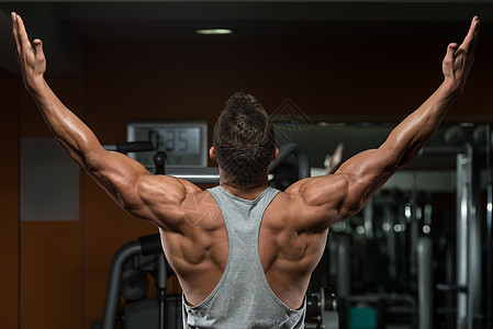 痛苦是暂时的骄傲永远成人腰部男人重量有氧运动运动员福祉力量身体训练图片