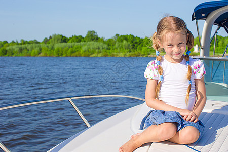 小女孩在豪华游艇上航行水手导航帆船海浪女孩娱乐放松婴儿海洋假期图片