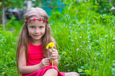 花园里有花朵的小美少女的肖像女孩们女性喜悦幼儿园叶子乐趣头发孩子情感公园图片