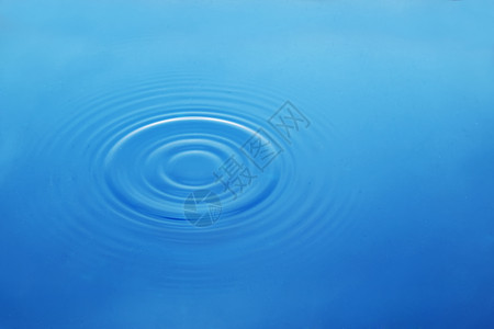水上的圆圈 蓝色的反光生态环境水滴海浪波纹雨滴液体图片