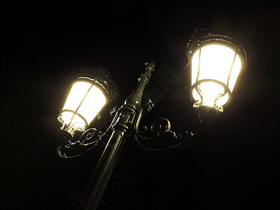 夜间的古典灯塔 有灯泡背景图片