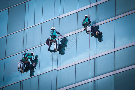 高楼的清洁窗户服务工人群体在高楼大楼内打扫窗户服务网格劳动摩天大楼建筑镜子水器危险工作安装男人图片