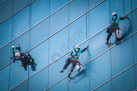 高楼的清洁窗户服务工人群体在高楼大楼内打扫窗户服务城市财产清洁工镜子团体摩天大楼商业水器场景男人图片