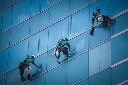 清洁玻璃高楼的清洁窗户服务工人群体在高楼大楼内打扫窗户服务城市职业设施危险财产水器玻璃清洁工商业男人背景