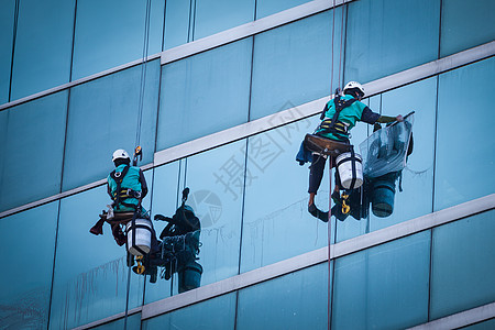 高楼的清洁窗户服务工人群体在高楼大楼内打扫窗户服务网格场景安装玻璃财产城市水器维修镜子反射图片