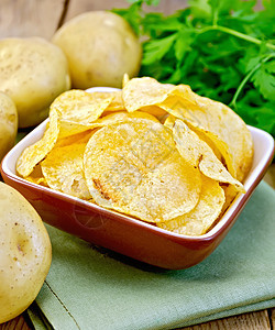碗里的薯片和餐巾板上的土豆图片