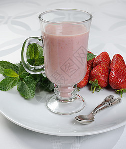 草莓鸡尾酒浆果玻璃小吃饮食肥胖饮料水果牛奶薄荷奶制品图片