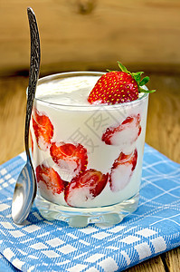 酸酸奶加草莓和勺子图片