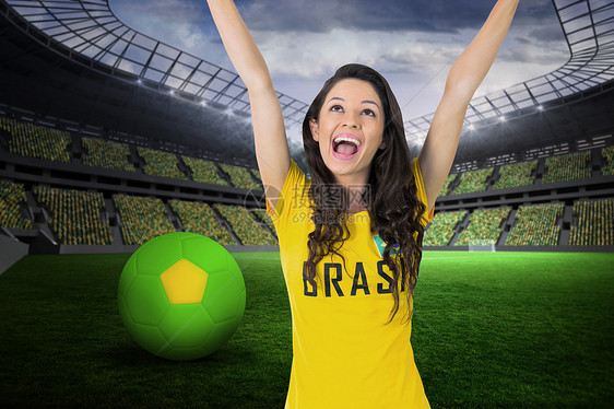 穿着brasil T恤的兴奋足球球迷活动快乐沥青女性欢呼皮革绘图闲暇杯子观众图片