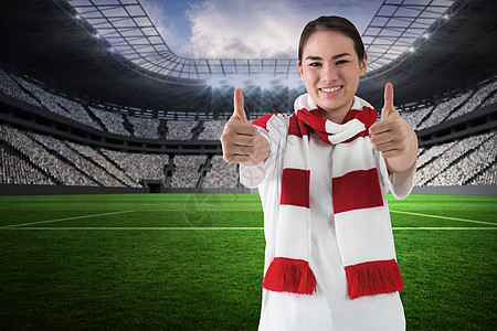 穿白色围巾的足球球迷露出大拇指扇子微笑快乐女性绘图手势球衣沥青闲暇混血图片
