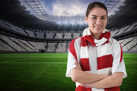 穿戴围巾的白色足球球迷数字女性计算机扇子杯子沥青人群体育场闲暇球衣图片