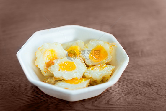 煮炒蛋团体宏观食物饮食黄色木板盘子白色熟食美食图片