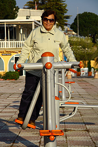 在公园里运动的老女人哑铃拼贴画退休活动微笑老年车辆女士女性工具图片