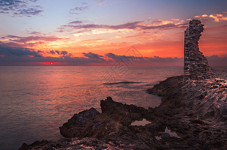 太阳用古老的废墟日落在海和洛基海岸上空水池海浪天空海岸阳光旅行海洋岩石支撑海景图片