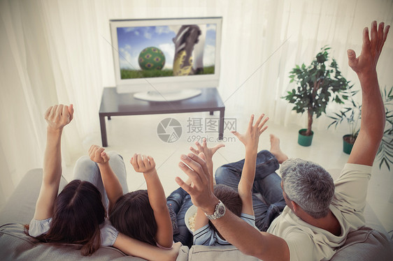 家庭欢乐和在家看世界杯电视杯子公寓沙发长椅欢呼儿子女性感情亲密感图片