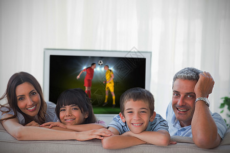 家庭在摄影机前微笑 电视上展示世界杯女孩儿子女士男性娱乐性母亲女儿房子快乐长椅图片