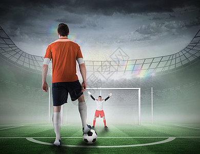 足球运动员即将受罚的球员男性橙子球衣专注体育场闲暇运动服播放器竞赛惩罚图片