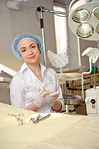 年轻女医生操作白色治疗医院服务从业者诊所护理人员医疗女性图片