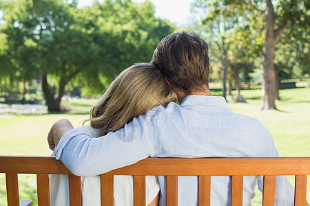 情侣一起在公园长椅上放松男性感情女朋友女士夫妻女性太阳男朋友衬衫绿地图片