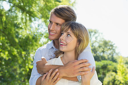 可爱的情侣在公园拥抱农村男性女朋友太阳男朋友感情女士衬衫绿地女性图片