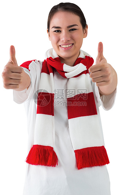 穿白色围巾的足球球迷露出大拇指支持者微笑快乐杯子球衣观众混血扇子红色条纹图片