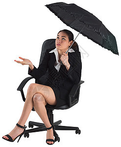 拥有伞子的女青年商务人士旋转椅商业混血人士职业庇护所公司商务女性图片