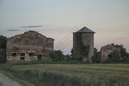 意大利农村被毁坏的农户住房家园谷仓绿色老家黄色天空小麦粮仓老房子农民图片