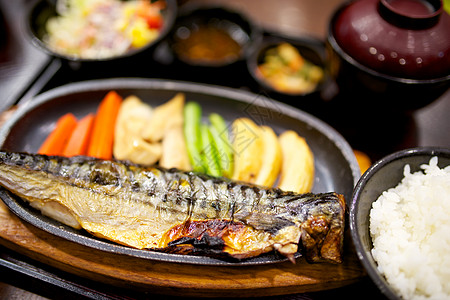 日式早餐鱼干食物盘子鲭鱼海鲜蔬菜菠菜原住民主食干货图片