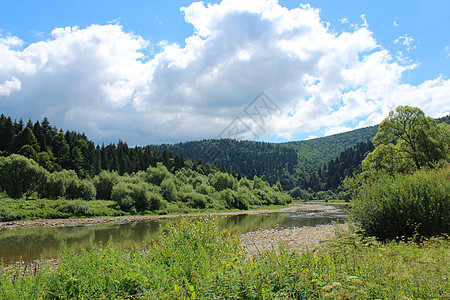 充满河流的美丽山地景观喷射天气小路天空风景森林草地漂浮空气衬套图片