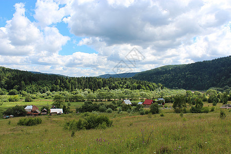 喀尔巴阡山的一个村庄的景观图片