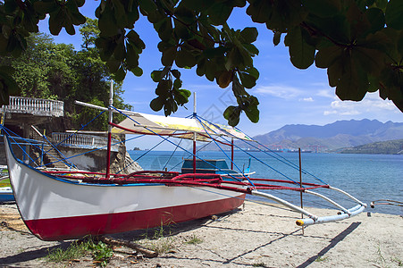 苏比克湾海滩上的菲律賓渔船背景