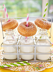 牛奶和甜甜圈奶瓶食品饼干条纹油炸焙烤瓶子糖果吸管黄色图片