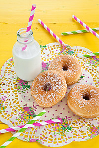 牛奶和甜甜圈油炸食物纸垫乐趣饼干派对奶瓶糖果焙烤吸管图片
