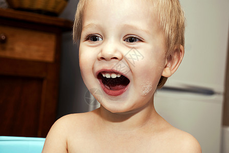 小男孩在洗澡时洗个澡卫生气泡孩子乐趣浴室蓝色头发快乐泡沫男生图片