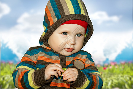 小男孩手织衣服的叶子在户外图片